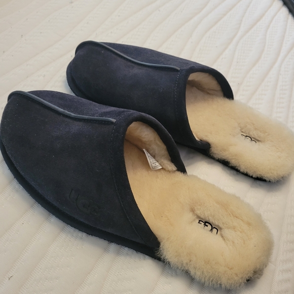Ugg Men's Slippers - Picture 5 of 6